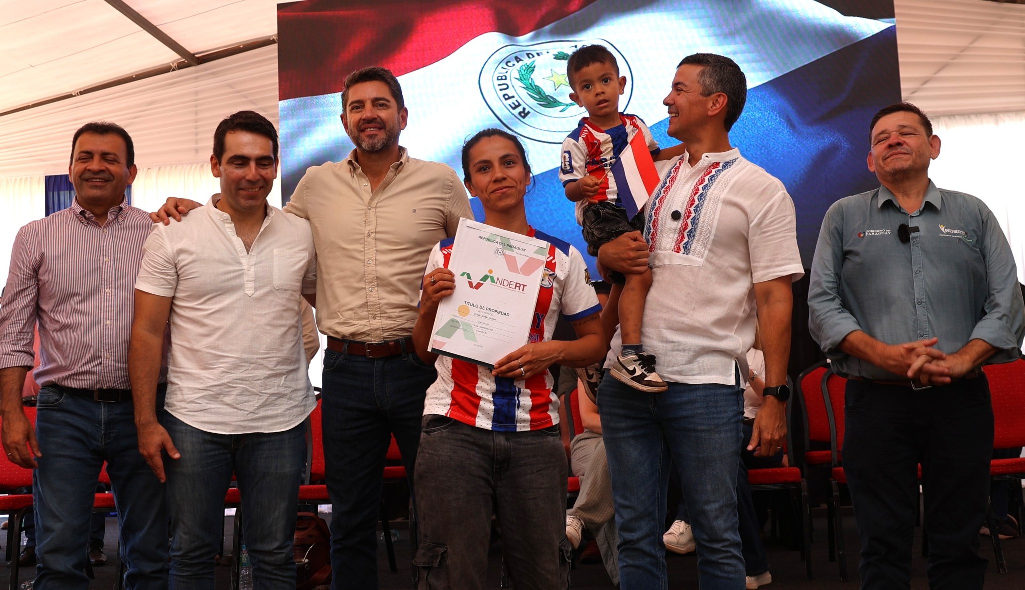 Santiago Peña presenta proyecto de ley para la entrega de 50.000 títulos de propiedad